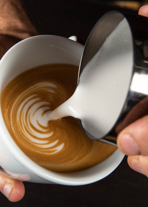 Preparazione del capuccino con caffè Brasilmoka